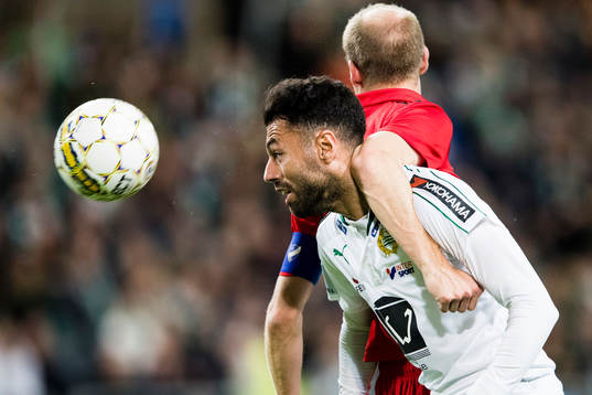 Hammarbys Imad Khalili hålls fast av Norrköpings Andreas