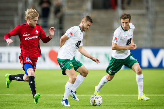 Norrköpings Karl Holmberg jagar Hammarbys Mats Solheim och