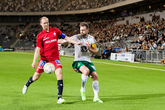 Norrköpings Andreas Johansson försvarar sig mot Hammarbys