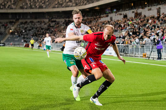 Hammarbys Arnór Smárason i kamp om bollen med