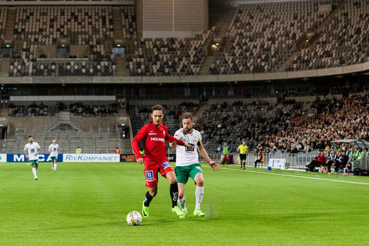 Norrköpings Linus Wahlqvist i kamp om bollen med Hammarbys