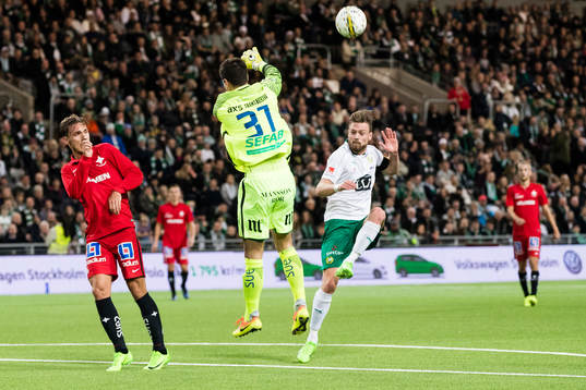 Norrköpings målvakt Michael Langer försvarar sig mot