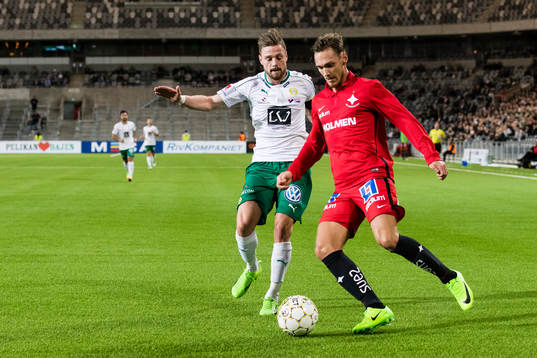Hammarbys Arnór Smárason i kamp om bollen med