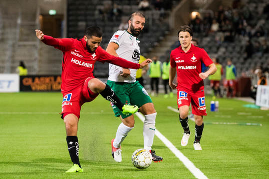 Norrköpings Nikola Tkalcic i kamp om bollen med Hammarbys