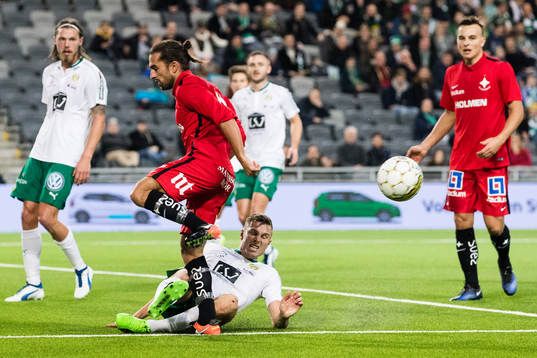 Hammarbys Richard Magyar rensar undan bollen för