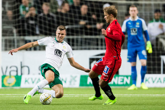 Hammarbys Richard Magyar rensar undan bollen framför
