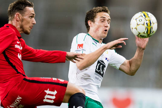 Norrköpings Linus Wahlqvist sparkar undan bollen framför
