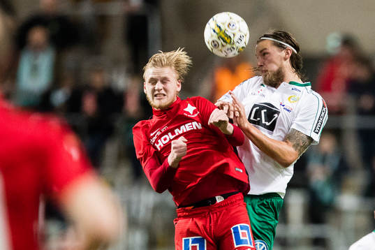 Norrköpings Karl Holmberg i en nickduell med Hammarbys