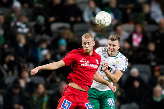 Norrköpings Nicklas Bärkroth i en nickduell med Hammarbys