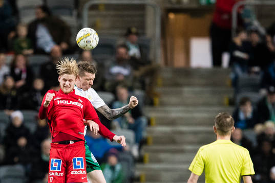 Norrköpings Karl Holmberg i en nickduell med Hammarbys