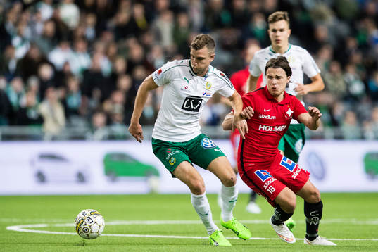 Hammarbys Richard Magyar i kamp om bollen med Norrköpings