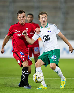 Norrköpings Henrik Castegren i kamp om bollen med
