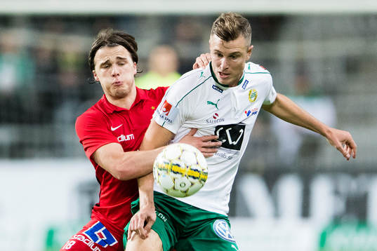 Norrköpings Simon Skrabb i kamp om bollen med Hammarbys