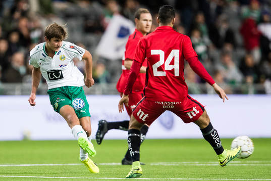 Hammarbys Leo Bengtsson med en passning