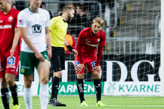Domare Johan Hemlin och Norrköpings Sebastian Andersson