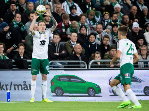 Hammarbys Birkir Már Saevarsson med ett inkast
