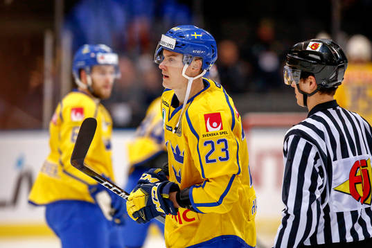 Sveriges Fredrik Händemark får lämna isen med matchstraff