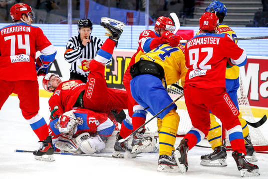 Rysslands Vladimir Tkachyov faller över målvakt Igor