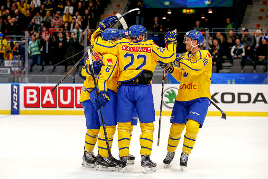 Sveriges Oscar Fantenberg jublar med lagkamrater
