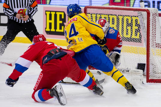 Sveriges Joel Eriksson Ek bryter in framför mål