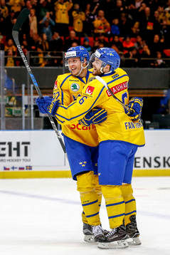 Sveriges Alexander Bergström jublar med Oscar Fantenberg