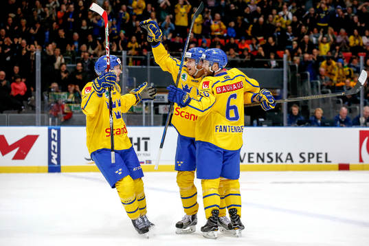 Sveriges Alexander Bergström jublar med lagkamrater