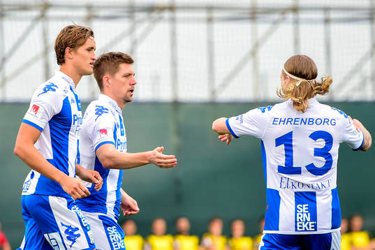 IFK Göteborgs Mikael Boman kramas om av Elias Mar Omarsson