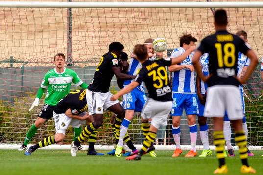 s Amin Affane gör 1-1 bakom IFK Göteborgs målvakt Erik