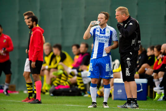 IFK Göteborgs Scott Jamieson får instruktioner av