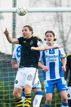 s Nils-Eric Johansson nickar undan framför IFK Göteborgs