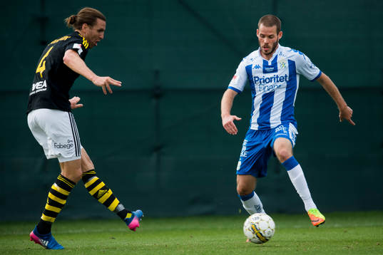 s Nils-Eric Johansson och IFK Göteborgs Emil Salomonsson