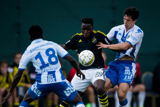 IFK Göteborgs Lawson Sabah och David Boo Wiklander i kamp