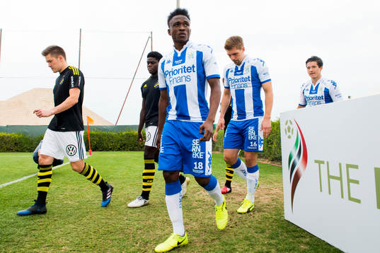 IFK Göteborgs Lawson Sabah kommer ut till fotbollsmatchen