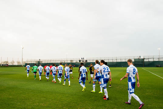 Spelarna påväg ut på plan till fotbollsmatchen i Dubai