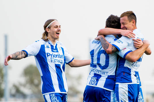 Elias Mar Omarsson påväg mot Tobias Hysen som kramas om