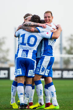 IFK Göteborgs Tobias Hysen kramas om av Martin Smedberg