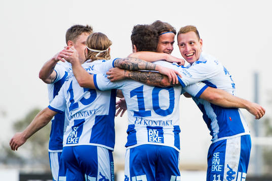 IFK Göteborgs Tobias Hysen kramas om av August Erlingmark,