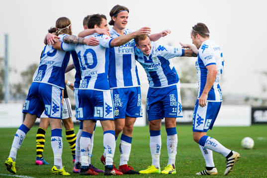 IFK Göteborgs Tobias Hysen kramas om av August Erlingmark,