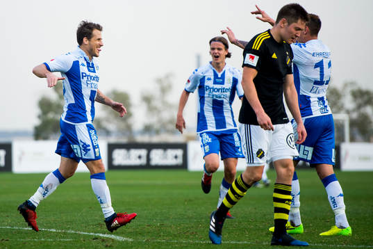 IFK Göteborgs Tobias Hysen jublar med Martin Smedberg
