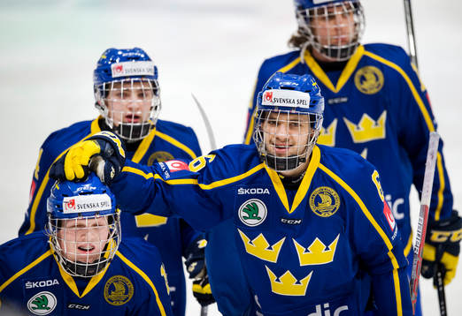 Sveriges Anton Johansson får en klapp på huvudet av
