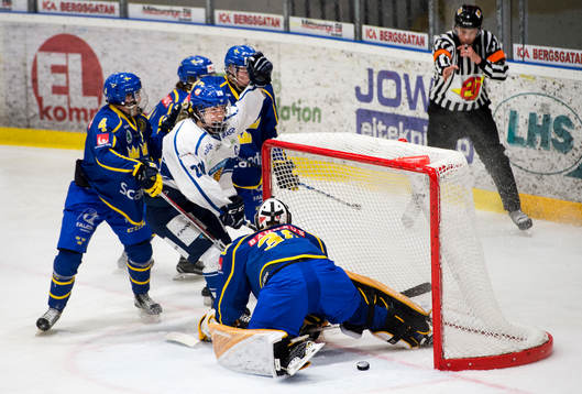 Finlands Aarne Talvitie reducerar till 2-1 och jublar