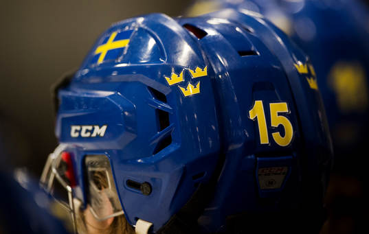 En hjälm med tre kronor på
