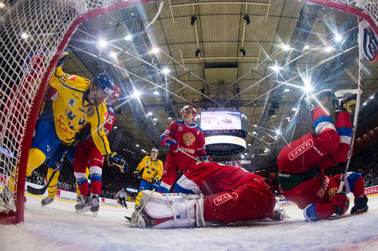 Sveriges Joel Lundqvist tacklar Rysslands Albert Yarullin