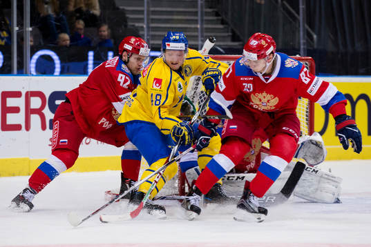 Sveriges Carl Klingberg mellan RysslandsZakhar Arzamastsev