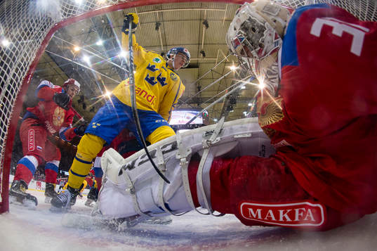 Sveriges Joel Eriksson Ek utmanar Rysslands målvakt Ilya