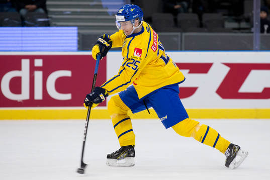 Sveriges Philip Holm skjuter ett skott