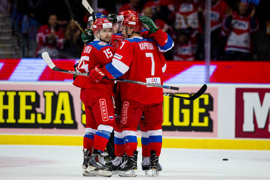 Rysslands Kirill Kaprizov omfamnas