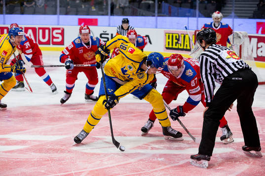 Sveriges Dennis Everberg tekar mot Rysslands Maxim Shalunov