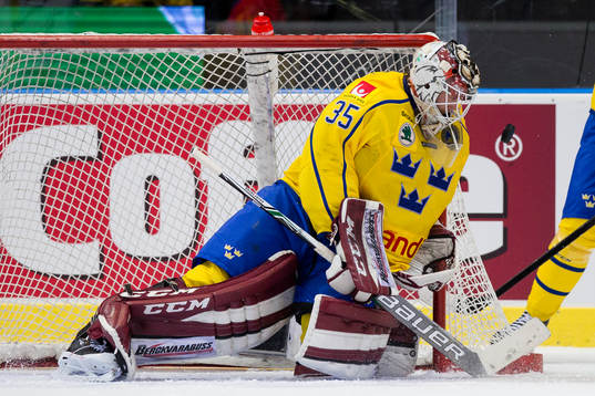 Sveriges målvakt Anders Lindbäck räddar ett skott