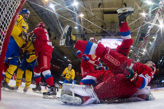 Sveriges Joel Lundqvist tacklar Rysslands Albert Yarullin